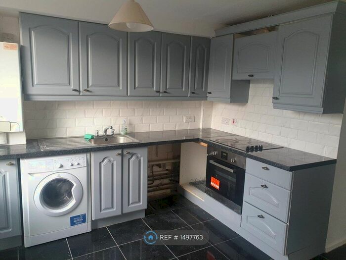 3 Bedroom Flat To Rent In Tanner Point, London, E13