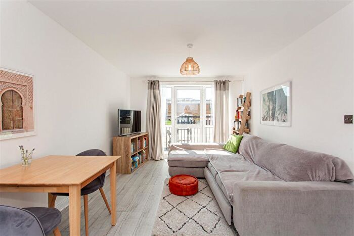 2 Bedroom Flat For Sale In Horseley Court, Candle Street, E1