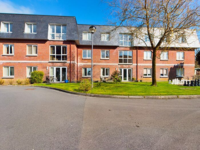 2 Bedroom Flat For Sale In Willow Court, Swansea, SA3