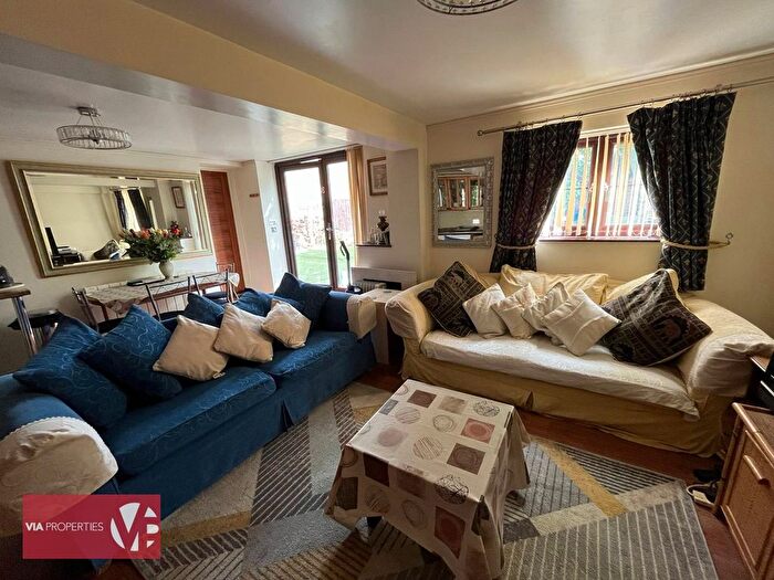 2 Bedroom Bungalow For Sale In Burford Street, Hoddesdon, EN11
