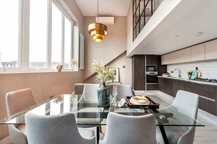 3 Bedroom Flat To Rent In Prout Grove, Neasden, London, NW10