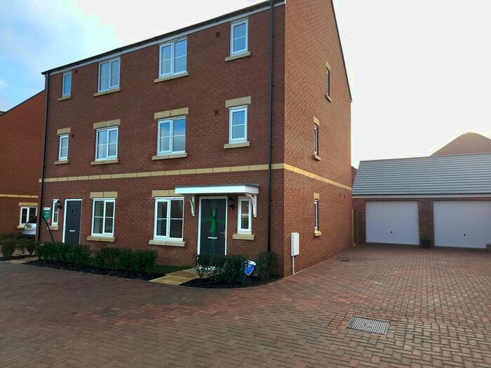 4 Bedroom Town House To Rent In Squirrel Gardens, Rothwell, NN14