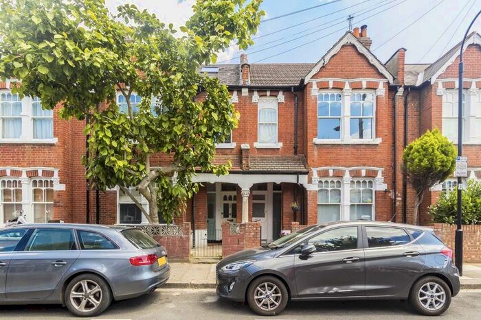 3 Bedroom Flat To Rent In Ormiston Grove, London, W12