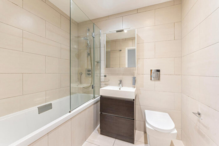 2 Bedroom Flat To Rent In Blackwall Way, Blackwall, E14