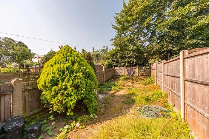 5 Bedroom End Of Terrace House For Sale In Penhurst Road, Thornton Heath, CR7