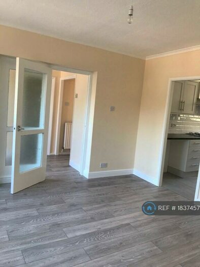 3 Bedroom Flat To Rent In Courtlands Avenue, London, SE12