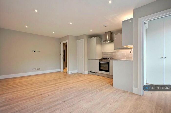 2 Bedroom Flat To Rent In Buckingham Place, High Wycombe, HP13