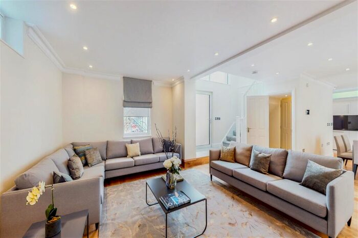 2 Bedroom Country House To Rent In Warwick Gardens, London, W14