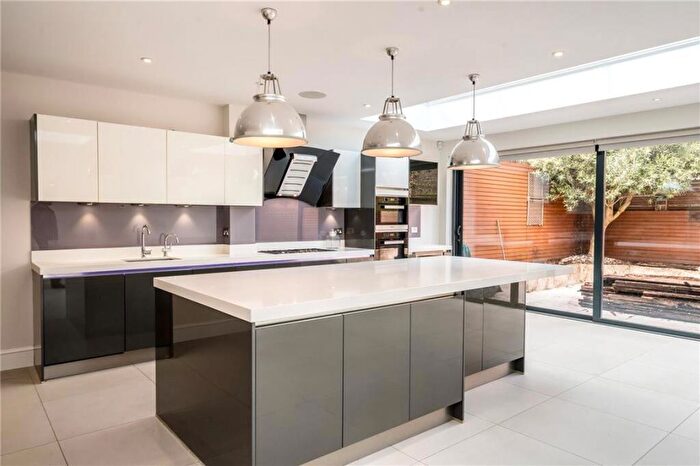 5 Bedroom Terraced House To Rent In Belleville Road, Between The Commons, SW11
