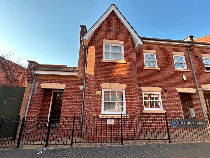 2 Bedroom Flat To Rent In Sandfield Court, Guildford, GU1