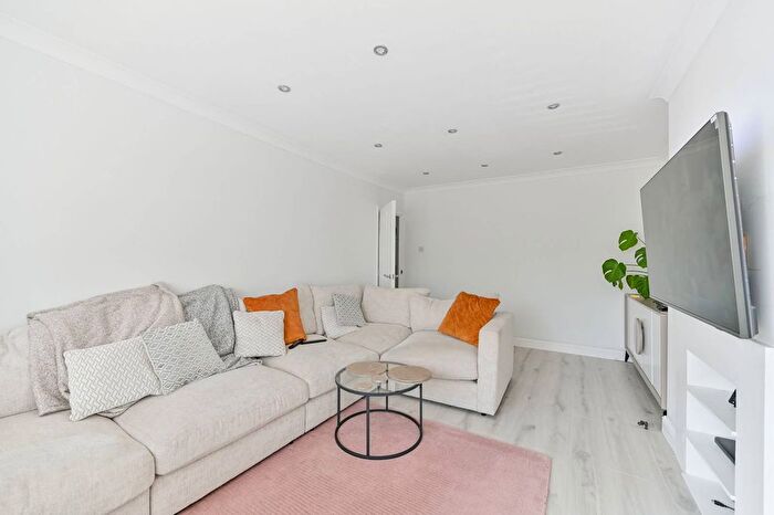 2 Bedroom Maisonette For Sale In Brambles Close, Isleworth, TW7