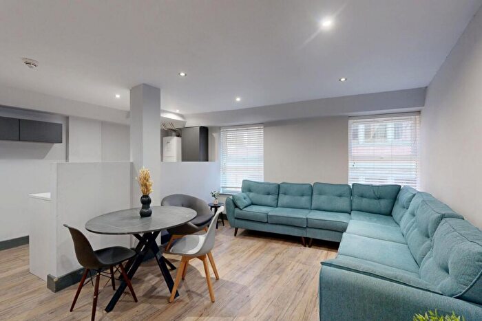 7 Bedroom Apartment To Rent In Flat, Hoods Hideout, - Houndsgate, NG1