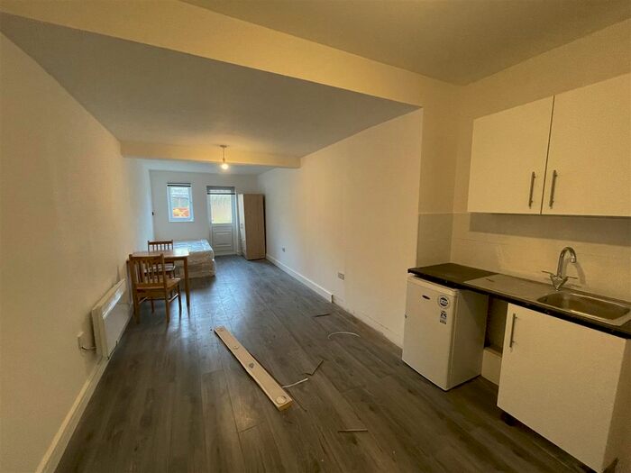 Studio To Rent In Great West Road, Hounslow TW5