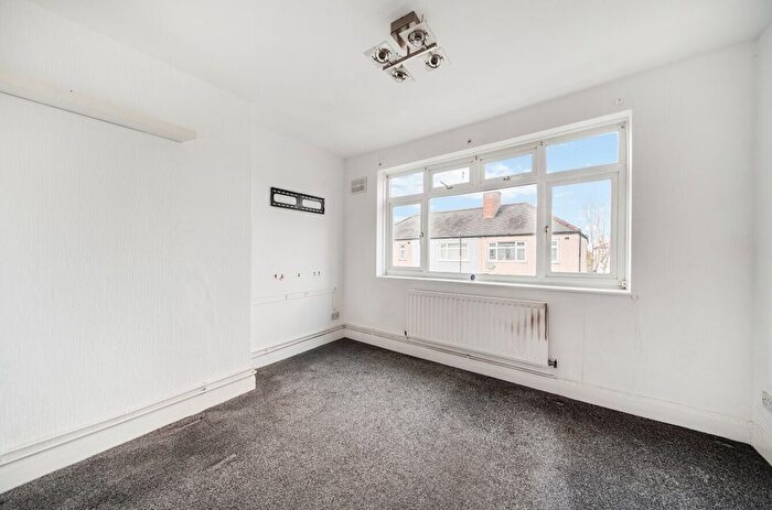 3 Bedroom Flat For Sale In Walnut Tree Avenue, Mitcham, CR4