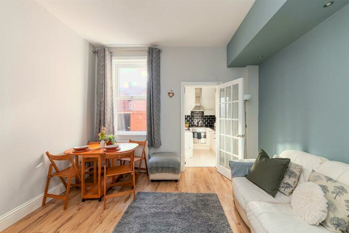 2 Bedroom Flat To Rent In Amble Grove, Sandyford, Newcastle Upon Tyne, NE2