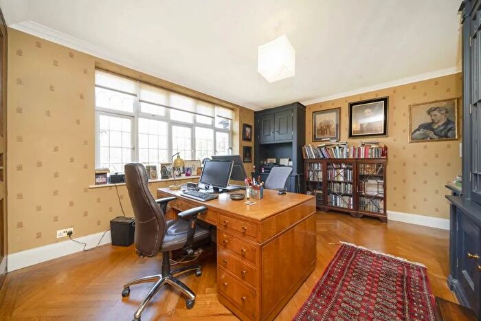 4 Bedroom Flat For Sale In Wendover Court, Lyndale Avenue, Childs Hill, NW2