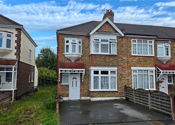 3 Bedroom End Terrace House For Sale In Glenwood Drive, Gidea Park, RM2