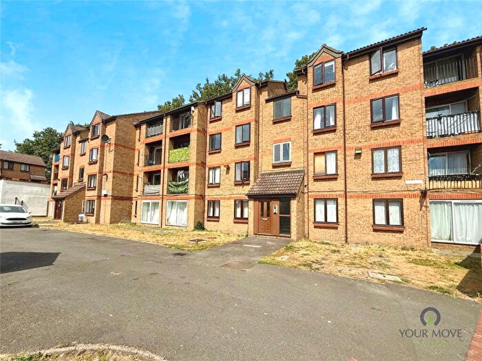 Flat To Rent In Sandcliff Road, Erith, DA8