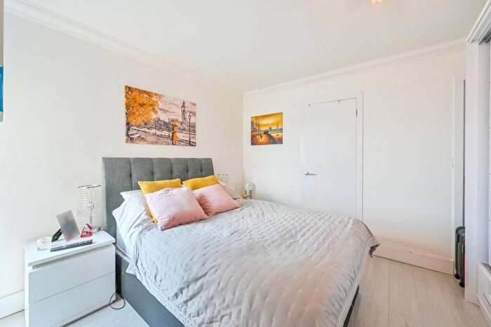 2 Bedroom Flat To Rent In Sunderland Point, Gallions Reach, London, E16