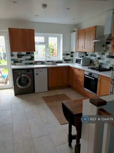 3 Bedroom Flat To Rent In Ashgrove Road, Ilford, IG3