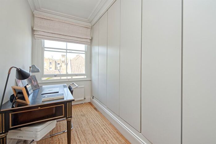 3 Bedroom Flat To Rent In St Michael's Gardens, W10