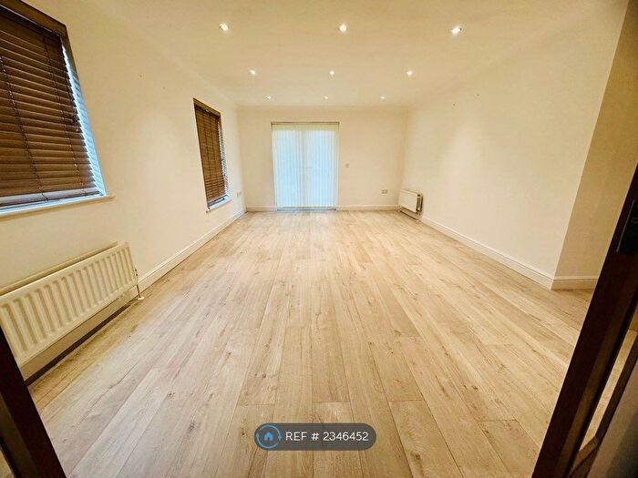 2 Bedroom Flat To Rent In Metropolitan Place, Watford, WD18