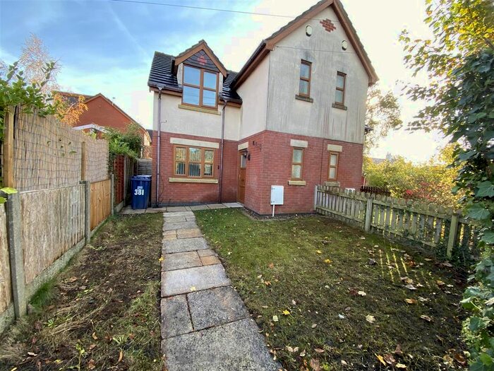 3 Bedroom Semi-Detached House To Rent In Leyland Lane, Leyland, Leyland, PR25