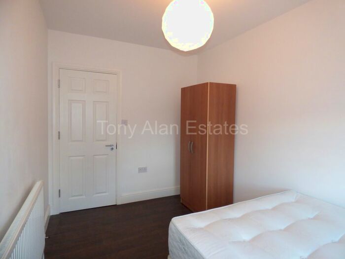 4 Bedroom Flat To Rent In Whitechapel Road, London, E1