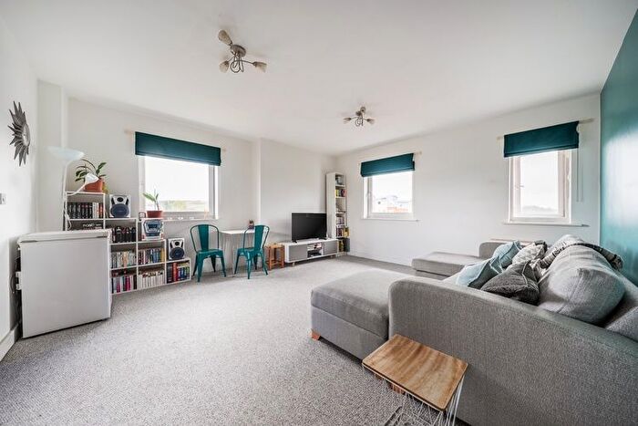 1 Bedroom Flat For Sale In Buckland Court, Redhill, Surrey, RH1