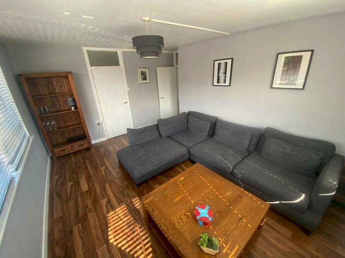 3 Bedroom Apartment To Rent In Bispham House, Lace St, L3