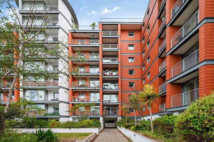 1 Bedroom Flat For Sale In Holland Gardens, Brentford, TW8