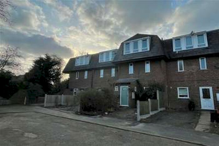 3 Bedroom Maisonette Flat To Rent In Mellow Purgess Close, Laindon, Basildon, SS15