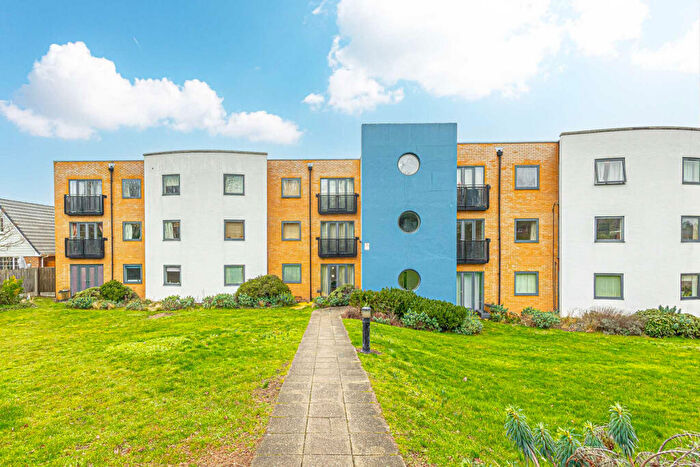 2 Bedroom Apartment For Sale In Prince Avenue, Westcliff-on-sea, SS0