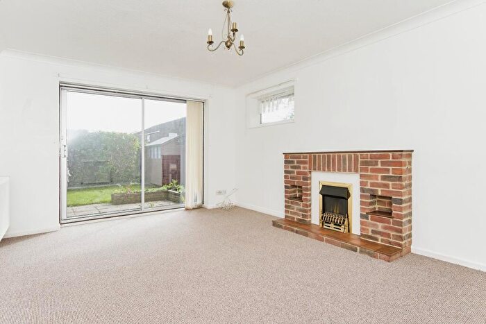 2 Bedroom Bungalow To Rent In Woods Drive, Apse Heath, PO36
