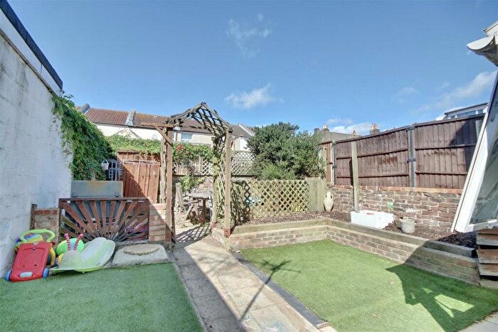 2 Bedroom Flat For Sale In Francis Avenue, Southsea, PO4