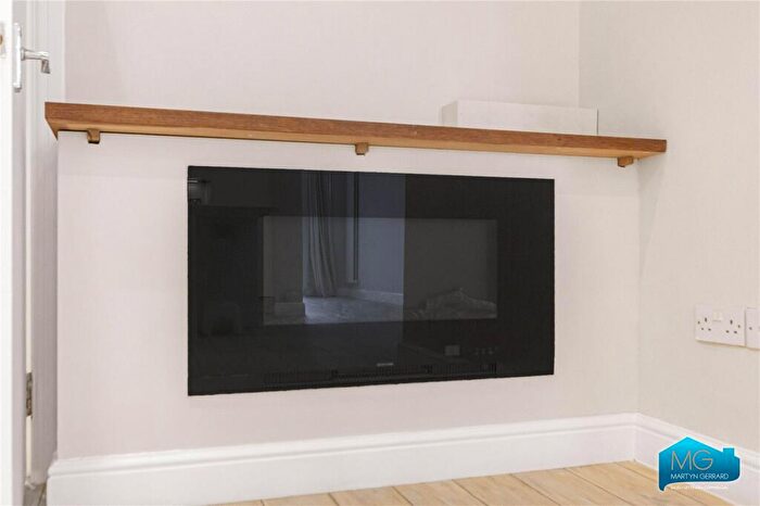 2 Bedroom Apartment To Rent In Carlingford Road, Ducketts Green, London, N15