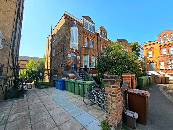 1 Bedroom Flat To Rent In The Gardens, East Dulwich, London, SE22