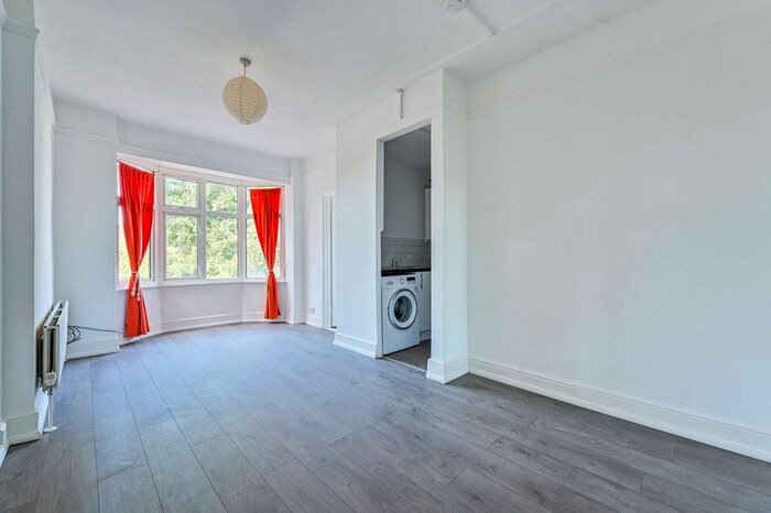 1 Bedroom Flat To Rent In Thrale Road, Furzedown, London, SW16