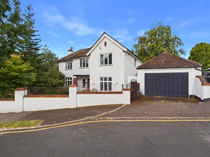 4 Bedroom Detached House For Sale In Marlpit Avenue, Coulsdon, CR5
