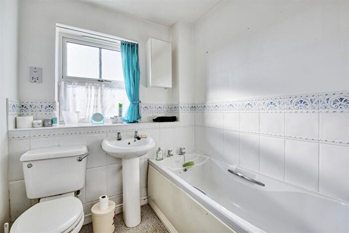 3 Bedroom End Of Terrace House For Sale In Dexter Way, Warmington, PE8