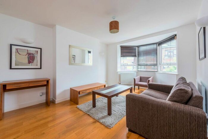 2 Bedroom Flat To Rent In Kew Bridge Court, Chiswick, London, W4