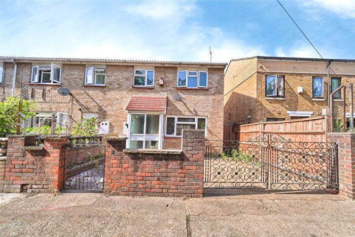 3 Bedroom Terraced House For Sale In Zetland Street, London, London, E14