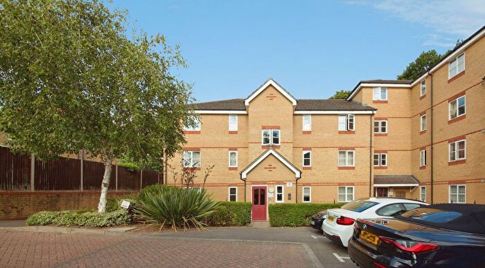 2 Bedroom Flat For Sale In Pickard Close, London, N14