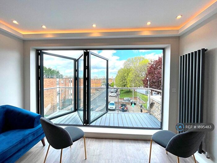 3 Bedroom Flat To Rent In Lavender Hill, London, SW11