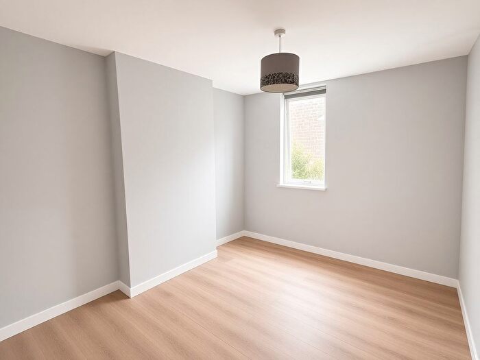 2 Bedroom Flat To Rent In Palmerston Cresent, Palmers Green, N13