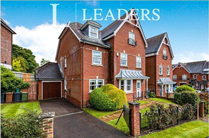 5 Bedroom Flat To Rent In Newlands Crescent, GU1