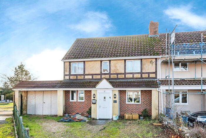 3 Bedroom Semi-Detached House For Sale In Bolingbroke Close, Hook, Swindon, SN4