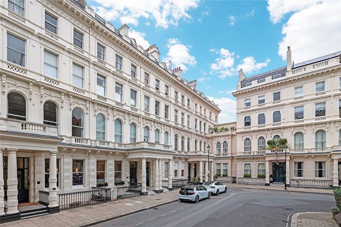 3 Bedroom Flat To Rent In Lancaster Gate, London, W2