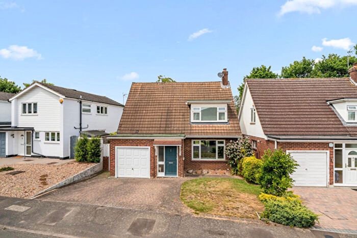 4 Bedroom Detached House For Sale In Coombe Drive, Addlestone, Surrey, KT15