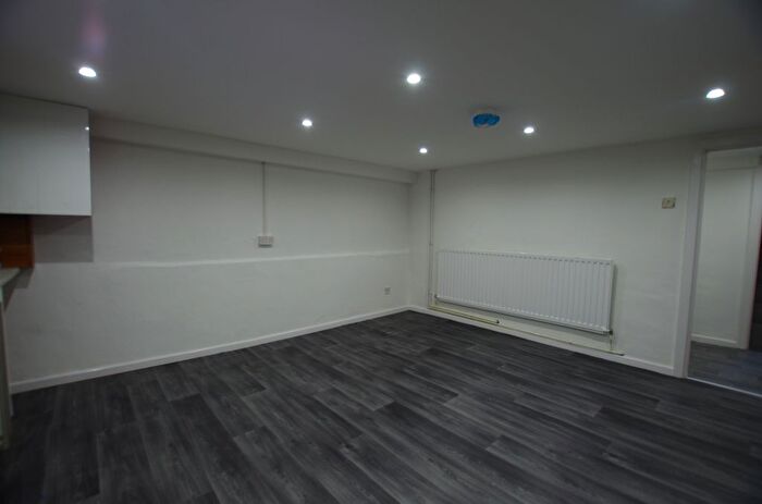 3 Bedroom Flat To Rent In Beechwood Avenue, BD6